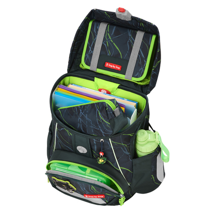 Schulranzen mit geöffnetem Deckel, gefüllt mit Schulmaterialien und einer Wasserflasche.