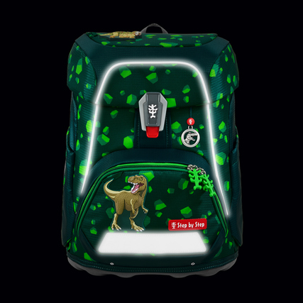 Grüner Schulranzen mit Dino-Motiv und reflektierenden Elementen auf schwarzem Hintergrund.