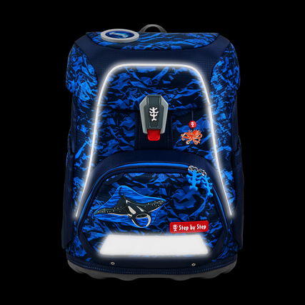 Blauer Schulranzen mit Manta-Rio-Motiv und reflektierenden Elementen auf schwarzem Hintergrund.