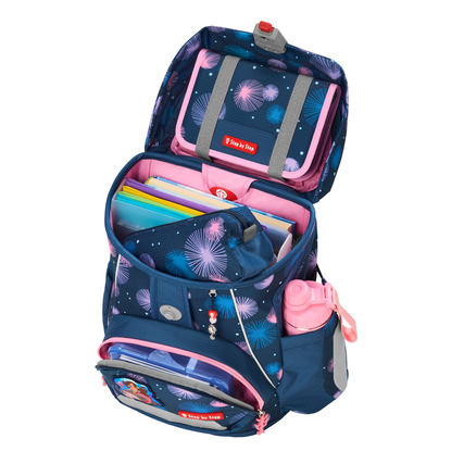 Schulranzen in offener Ansicht mit buntem Innenraum und verschiedenen Fächern.