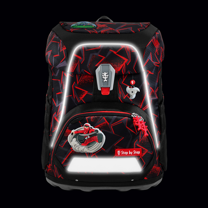 Schulranzen mit rotem Ninja-Motiv und reflektierenden Elementen auf schwarzem Hintergrund.