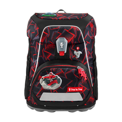 Schulranzen in Schwarz mit rotem Muster und Figurenaufklebern, vorn mit reflektierenden Elementen.