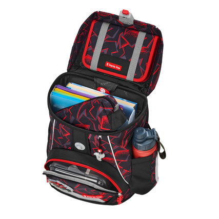 Schwarzer Schulranzen mit rotem Muster, geöffnet und gefüllt mit Schulmaterialien und Trinkflasche.