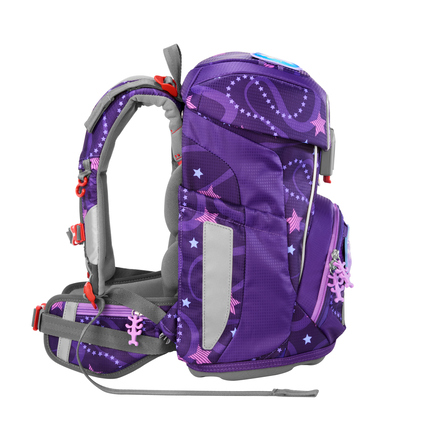 Seitenansicht eines lila Schulranzens mit reflektierenden Elementen und verschiedenen Taschen.
