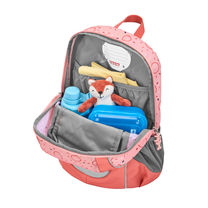 Rucksack mit offener Haupttasche, gefüllt mit einem Kuscheltier und Trinkbehältern.