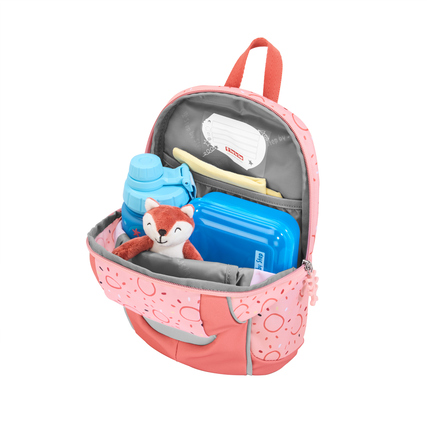 Rosa Kindergartenrucksack mit Wasserflasche, Brotdose und Stofftier im geöffneten Zustand.
