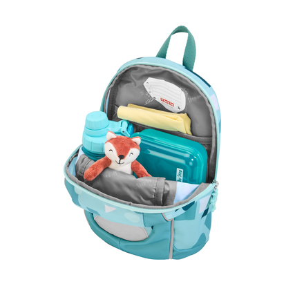 Türkisfarbener Kindergartenrucksack mit Inhalt, einschließlich Flasche, Brotdose und Plüschtier.