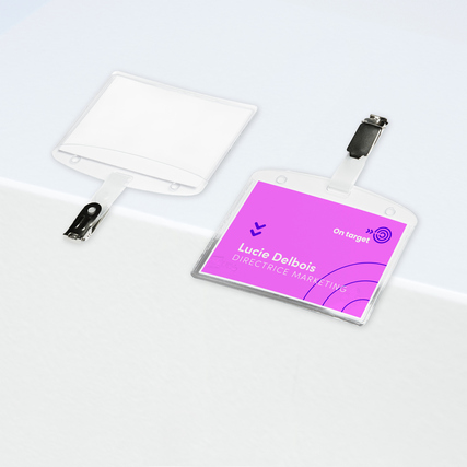 Namensschild im Hochformat mit Clip und personalisiertem Beispieltext auf einer weißen Oberfläche.