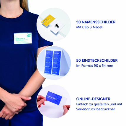 Namensschild im Format 90 x 54 mm, präsentiert an der Brust einer Person in einem blauen Shirt.
