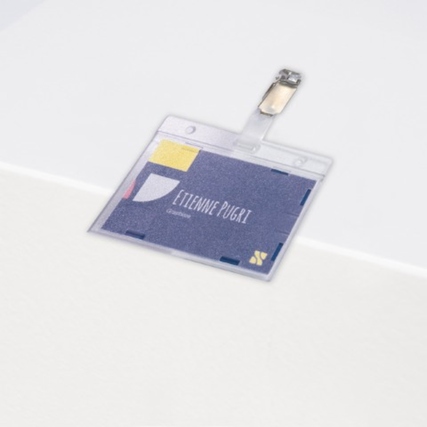 Transparente Ausweishülle mit ID-Karte in der Größe 85 x 54 mm auf einer weißen Oberfläche.