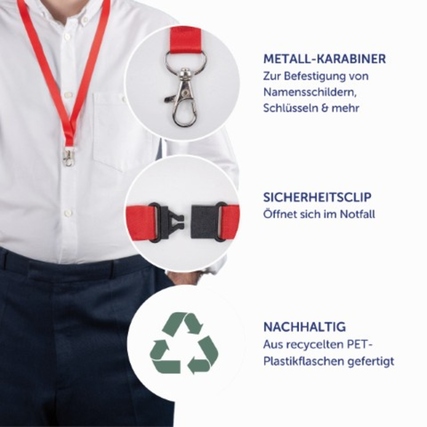 Rotes Textilband mit Metallkarabiner, Sicherheitsclip und Recycling-Symbol, am Hemd getragen.