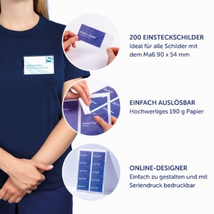 Ein Mensch hält ein Einsteckschild in der Hand, das in eine Oberbekleidung gesteckt ist.