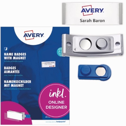 Namensschildset mit Magnetbefestigung und personalisierter Namenskarte auf Verpackung.