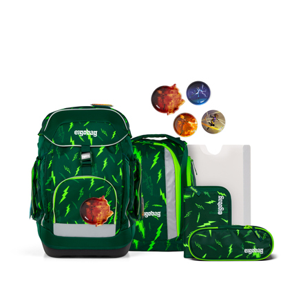 Grüner ergobag Schulranzen mit Zubehör wie Federmäppchen und Schulheft, dekoriert mit Symbolen.