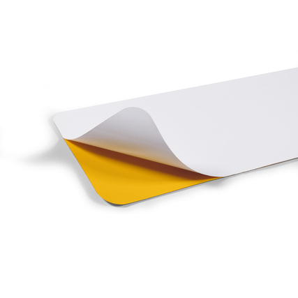 Bodenmarkierung Zebrastreifen in gelb und weiß, leicht aufgerollt an einer Kante.