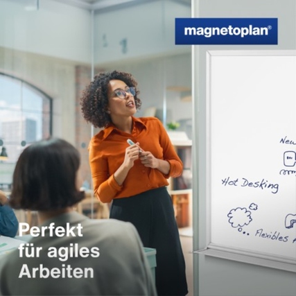 Modernes Whiteboard im Einsatz mit schreibender Person in Büroräume.
