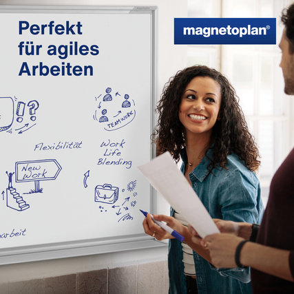 Personen nutzen ein modernes Whiteboard mit skizzierten Ideen für agiles Arbeiten.