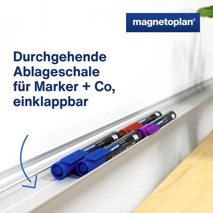 Ablageleiste eines Whiteboards mit farbigen Markern, die eingeklappt ist.