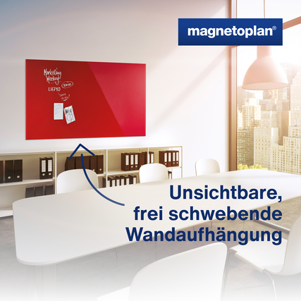 Rotes Glasboard an einer Wand in einem modernen Raum, mit unsichtbarer Wandaufhängung.