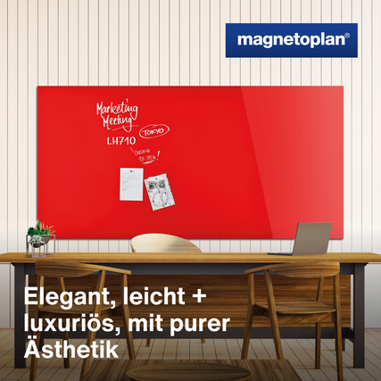 Intensivrotes Glasboard an einer Wand, dekoriert mit Notizen und einem Stift.