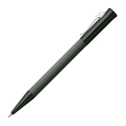 Drehbleistift in dunklem Grün mit silberner Klammer und geriffeltem Körper.