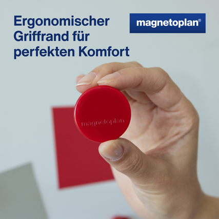 Roter Magnet mit ergonomischem Griffrand wird von einer Hand gehalten.