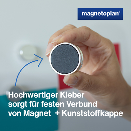 Silberner Magnet mit ergonomischem Griffrand und farbiger Kunststoffkappe in Nahaufnahme.
