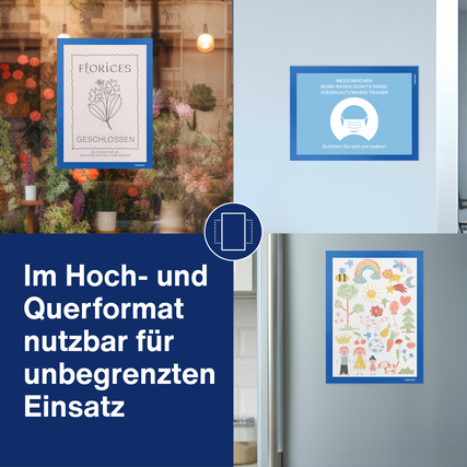 Zwei blau gerahmte Dokumente an Wänden, im Hoch- und Querformat, mit verschiedenen Inhalten.