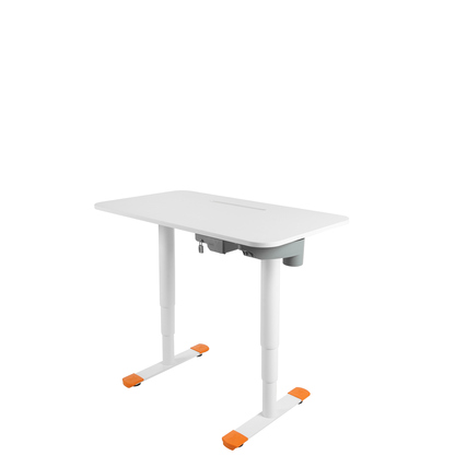 Schreibtisch mit orangefarbenen Fußkappen, ohne weitere Dekoration oder Zubehör.