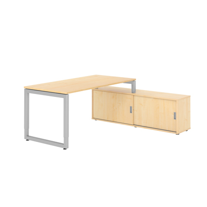 Schreibtischkombination mit ahornfarbener Tischplatte und silbernem Gestell sowie Sideboard.