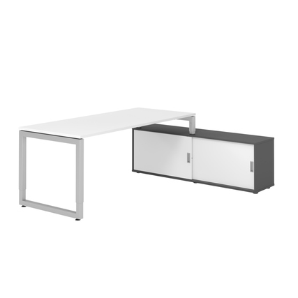 Schreibtischkombination mit weißer Tischplatte und graphitfarbenem Sideboard, höhenverstellbar.