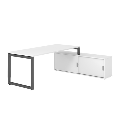 Weiße Schreibtischkombination mit graphitfarbenem Gestell und Sideboard mit zwei Schiebetüren.