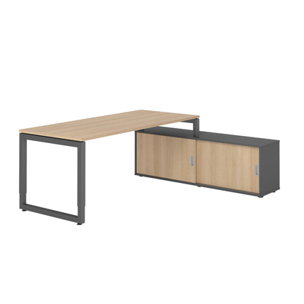 Schreibtischkombination in Eiche und Graphit mit seitlichem Sideboard und schwebender Tischplatte.