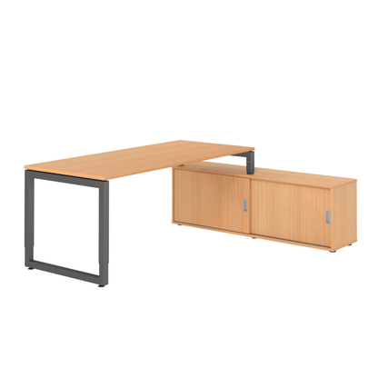 Schreibtischkombination aus buchefarbener Tischplatte und graphitfarbenem Gestell mit Sideboard.