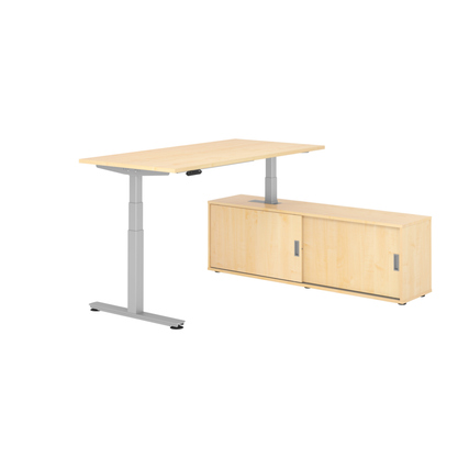 Schreibtischkombination mit höhenverstellbarem Tisch und Schrankelement in Ahornfarbe.
