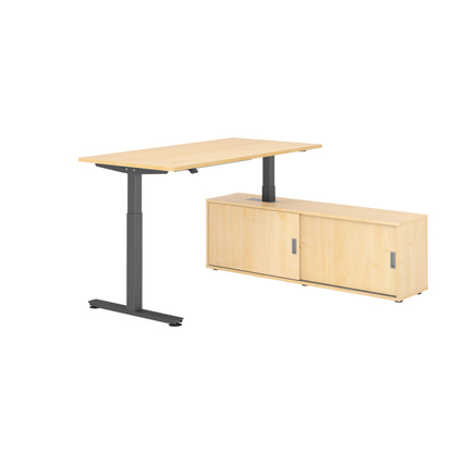Schreibtischkombination mit höhenverstellbarem Tisch in Ahorn und Sideboard mit Schiebetüren.
