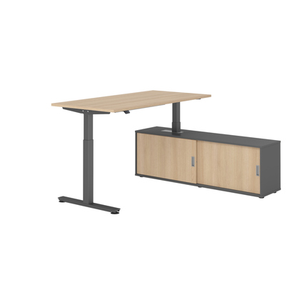 Schreibtischkombination mit einem höhenverstellbaren Tisch und einem Sideboard mit Schiebetüren.