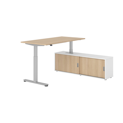 Schreibtischkombination mit einer eichenfarbenen Tischplatte und weißem Sideboard.