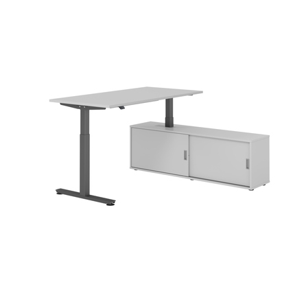 Höhenverstellbare Schreibtischkombination mit grauer Tischplatte und Sideboard mit Schiebetüren.