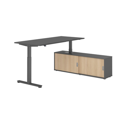 Schreibtischkombination mit graphitfarbener Tischplatte und Sideboard in Eiche mit Schiebetüren.