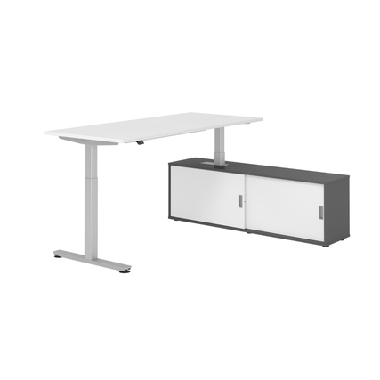 Schreibtischkombination mit weißer Tischplatte und graphitfarbenem Sideboard mit Schiebetüren.