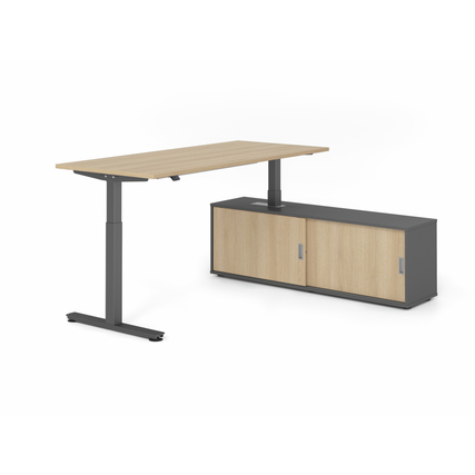 Schreibtischkombination mit höhenverstellbarem Tisch und Sideboard mit zwei Schiebetüren.
