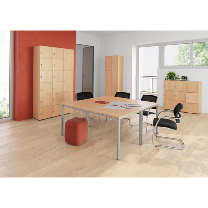 Schließfachschrank aus Buche in einem Büroumfeld mit Tisch und Stühlen.