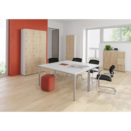 Schließfachschrank mit drei Fächern in einem modernen Büro setting.