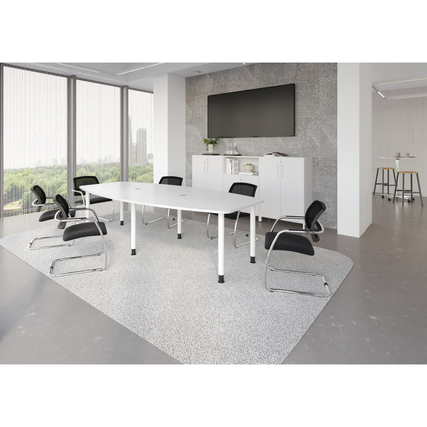 Weißer Konferenztisch mit Stahlgestell und Kabeldurchlass in modernem Büroambiente.