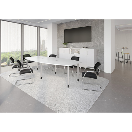 Weißer Konferenztisch mit Stahlgestell, umgeben von schwarzen Stühlen in einem modernen Büro.