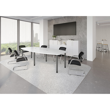 Konferenztisch mit Duo-Kante und Kabeldurchlass in modernem Büro mit Stühlen und Möbeln.