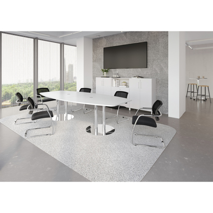 Weißer Konferenztisch mit verchromten Beinen und zwei Kabelauslassdosen in einem modernen Büro.