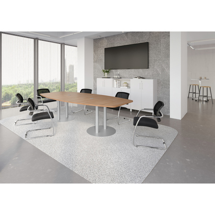 Konferenztisch aus Nussbaum mit zwei Kabelauslassdosen in einem modernen Büroumfeld.