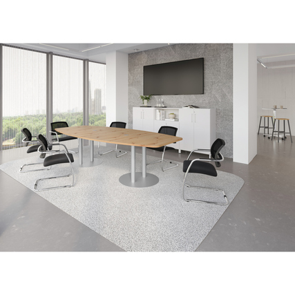 Konferenztisch aus Stahl und Asteiche in einem modernen Büroraum mit Stühlen und Dekoration.